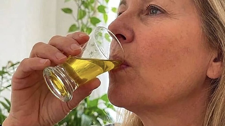 Tazza di tisana calda ai chiodi di garofano, gesto quotidiano di relax